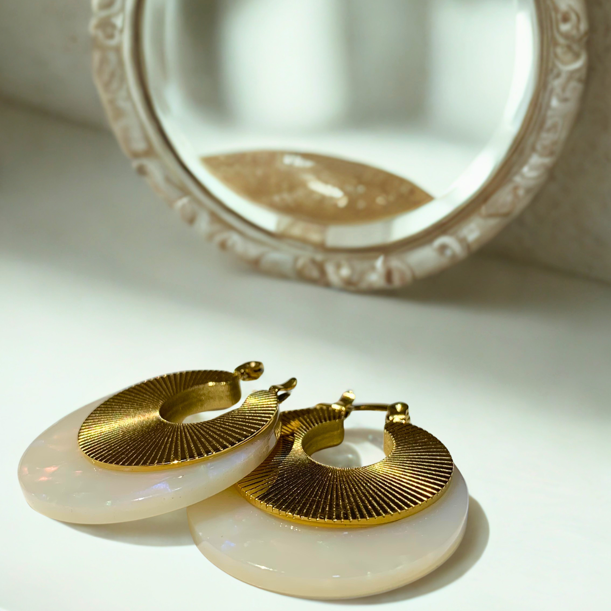 Mother‑of‑Pearl Circle Earrings